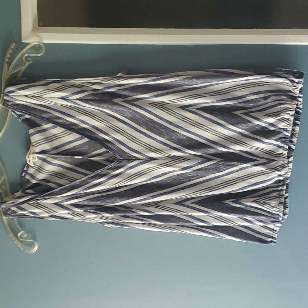 MAX STUDIO Striped V Neck top size Medium